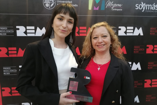 Sigrid Navarrete recibiendo el Premio Resiliencia Mujer